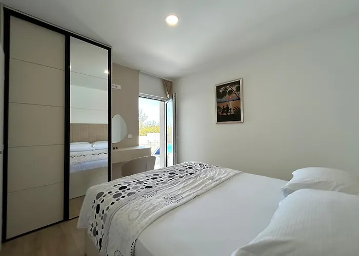 Petar - Private Heated Pool And Sea View Apartman Makarska